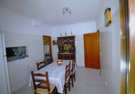 4 bedroom single storey villa with garage and swimming pool