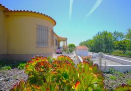 4 bedroom single storey villa with garage and swimming pool
