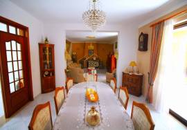 4 bedroom single storey villa with garage and swimming pool