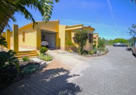 4 bedroom single storey villa with garage and swimming pool