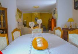 4 bedroom single storey villa with garage and swimming pool