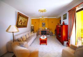 4 bedroom single storey villa with garage and swimming pool
