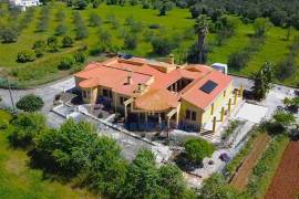 4 bedroom single storey villa with garage and swimming pool