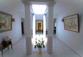 4 bedroom single storey villa with garage and swimming pool