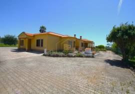 4 bedroom single storey villa with garage and swimming pool