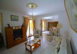4 bedroom single storey villa with garage and swimming pool