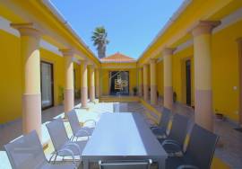 4 bedroom single storey villa with garage and swimming pool