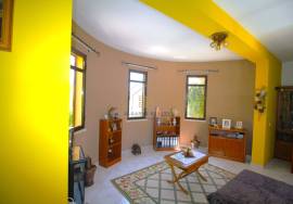 4 bedroom single storey villa with garage and swimming pool
