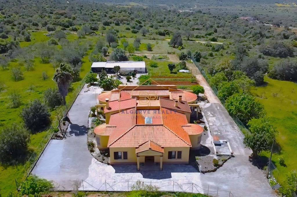 4 bedroom single storey villa with garage and swimming pool