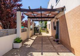 Detached, spacious 4 bedroom recently constructed villa with pool, Jacuzzi & garden near Olhão. Detached, spacious 4 bedroom recently constructed villa with pool, Jacuzzi & garden near Olhão.