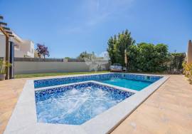 Detached, spacious 4 bedroom recently constructed villa with pool, Jacuzzi & garden near Olhão. Detached, spacious 4 bedroom recently constructed villa with pool, Jacuzzi & garden near Olhão.