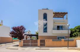 Detached, spacious 4 bedroom recently constructed villa with pool, Jacuzzi & garden near Olhão. Detached, spacious 4 bedroom recently constructed villa with pool, Jacuzzi & garden near Olhão.