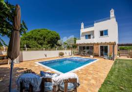 Detached, spacious 4 bedroom recently constructed villa with pool, Jacuzzi & garden near Olhão.