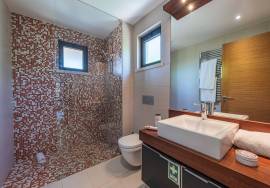 2 bed luxury apartment with sea views
