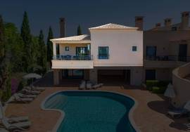 2 bed luxury apartment with sea views