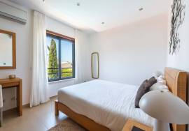 2 bed luxury apartment with sea views