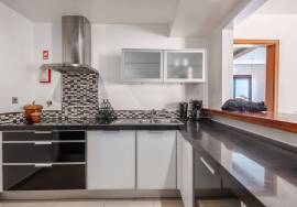 2 bed luxury apartment with sea views