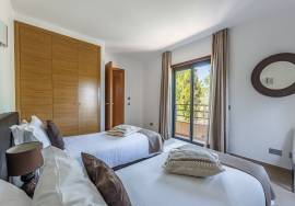 2 bed luxury apartment with sea views