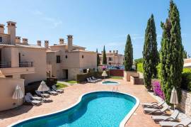 2 bed luxury apartment with sea views