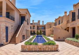 2 bed luxury apartment with sea views