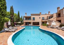 2 bed luxury apartment with sea views