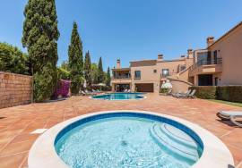 2 bed luxury apartment with sea views
