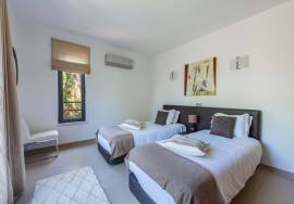 2 bed luxury apartment with sea views