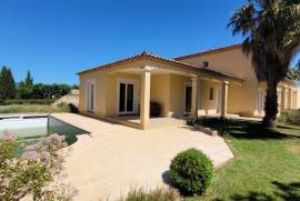 Pretty And Charming Villa With 130 M2 Living Space And 45 M2 Workshop On 721 M2 Of Land With Swimming Pool In A Quiet Location.