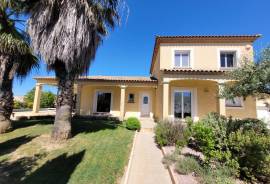 Pretty And Charming Villa With 130 M2 Living Space And 45 M2 Workshop On 721 M2 Of Land With Swimming Pool In A Quiet Location.