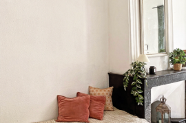 A Charming Studio Apartment, Nicely Refreshed, In The Heart Of A Sought After Historical City.
