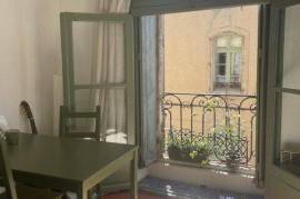 A Charming Studio Apartment, Nicely Refreshed, In The Heart Of A Sought After Historical City.