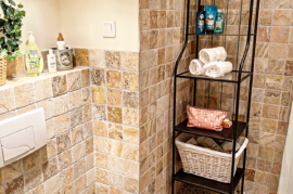 A Charming Studio Apartment, Nicely Refreshed, In The Heart Of A Sought After Historical City.