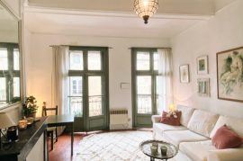 A Charming Studio Apartment, Nicely Refreshed, In The Heart Of A Sought After Historical City.