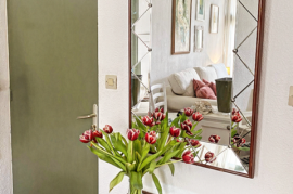 A Charming Studio Apartment, Nicely Refreshed, In The Heart Of A Sought After Historical City.
