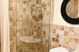 A Charming Studio Apartment, Nicely Refreshed, In The Heart Of A Sought After Historical City.
