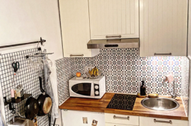 A Charming Studio Apartment, Nicely Refreshed, In The Heart Of A Sought After Historical City.