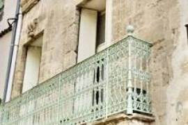 A Charming Studio Apartment, Nicely Refreshed, In The Heart Of A Sought After Historical City.