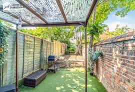 2 bedroom, Maisonette for sale