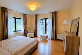 Detached house for rent in Jurmala, 295.00m2