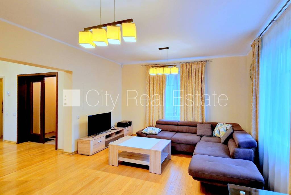 Detached house for rent in Jurmala, 295.00m2