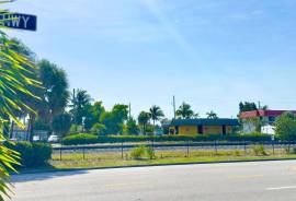 888 E Coast Avenue, Lantana, FL 33462