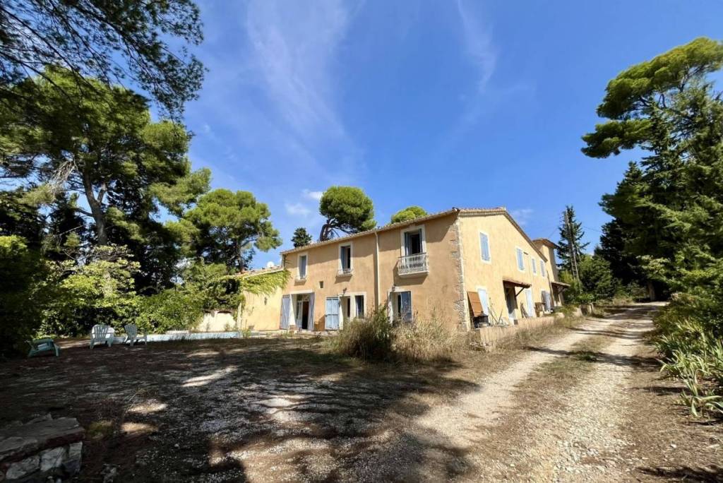 10 room, 310m2 Farmhouse for sale in Saint pons de mauchiens - 420 000 € *