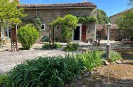 €149950 - Charming Stone Retreat in Tranquil French Village - Ideal Holiday Home