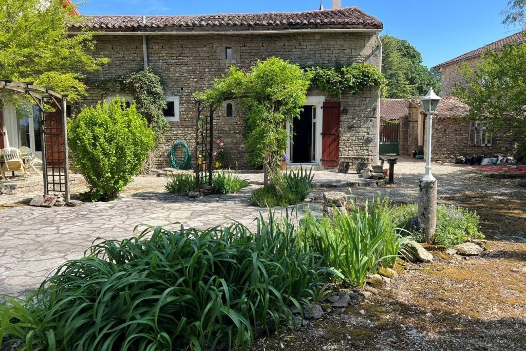 €149950 - Charming Stone Retreat in Tranquil French Village - Ideal Holiday Home