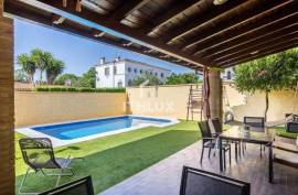 Exclusive luxury house in Las Almenas (Tomares-Castilleja) with independent apartment and pool