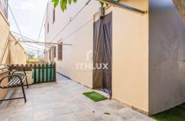 Exclusive luxury house in Las Almenas (Tomares-Castilleja) with independent apartment and pool