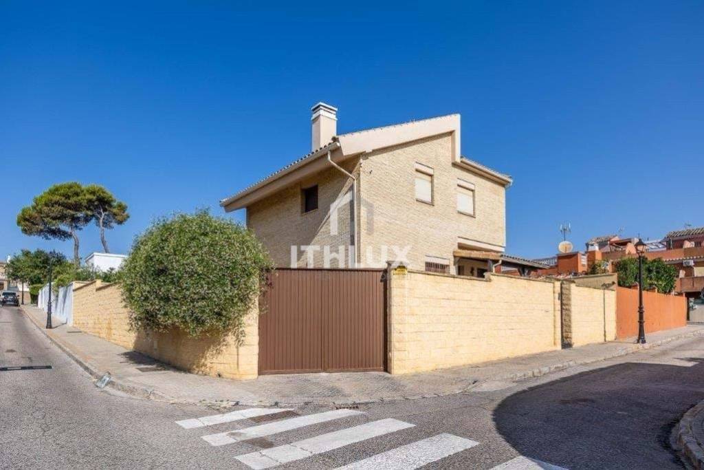 Exclusive luxury house in Las Almenas (Tomares-Castilleja) with independent apartment and pool