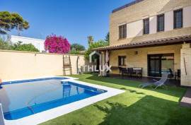 Exclusive luxury house in Las Almenas (Tomares-Castilleja) with independent apartment and pool