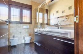 Exclusive luxury house in Las Almenas (Tomares-Castilleja) with independent apartment and pool