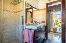Exclusive luxury house in Las Almenas (Tomares-Castilleja) with independent apartment and pool